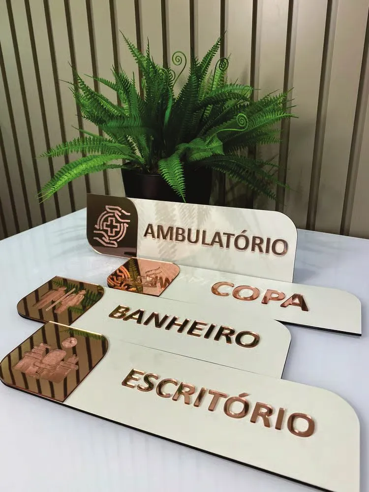 Placas rosé com ícones: ambulatório, copa, banheiro, escritório