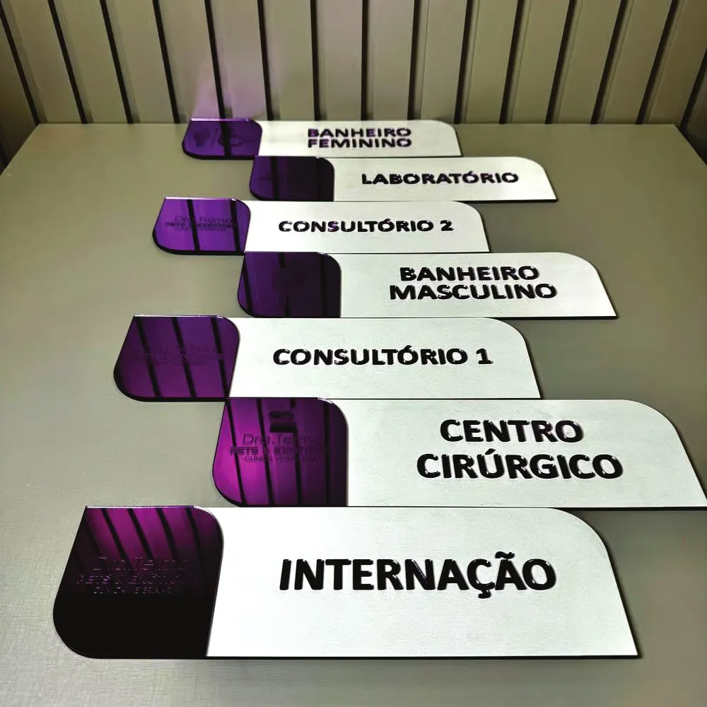 Placas de sinalização em acrílico roxo e branco: internação, centro cirúrgico, consultórios