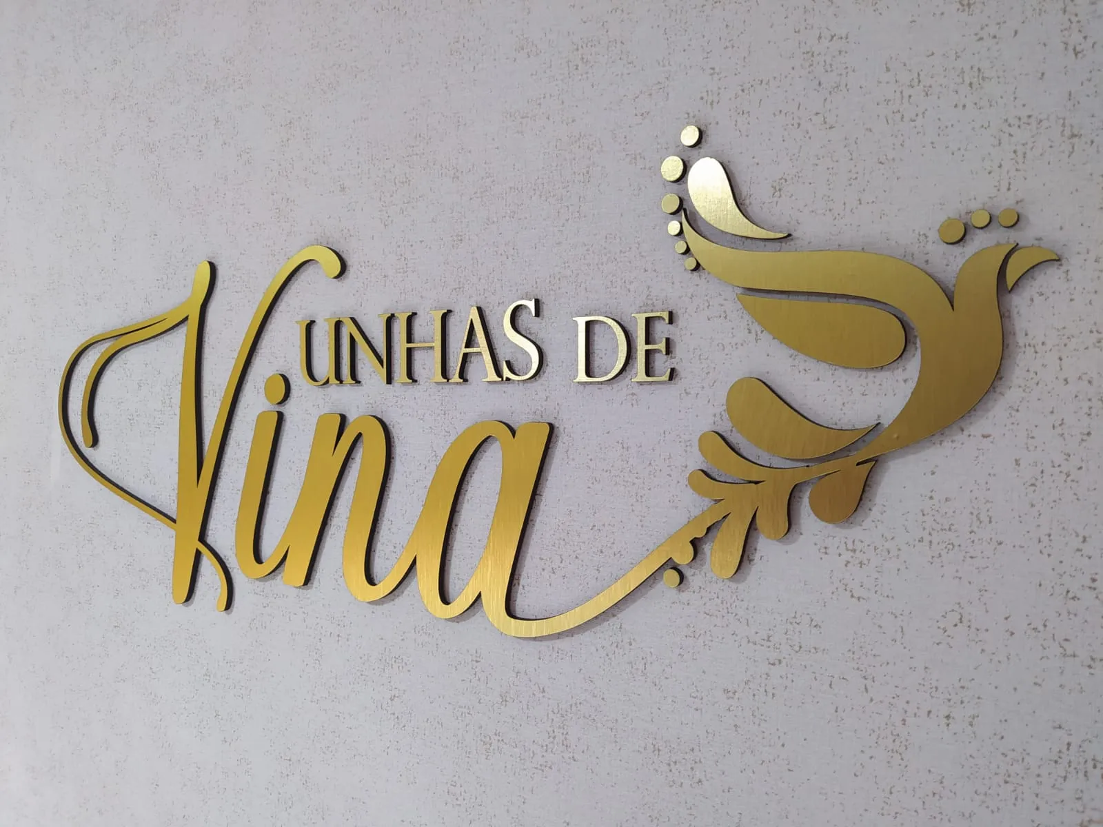 Logo Unhas de Vina em acrílico dourado espelhado