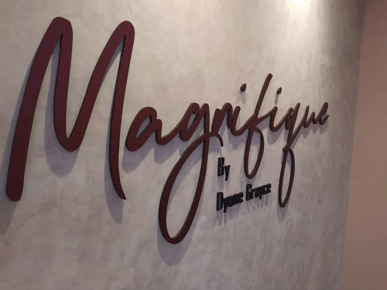 Logo Magnifique em acrílico vinho